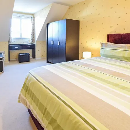 Beautiful In Port-en-bessin With 4 Bedrooms And Wifi