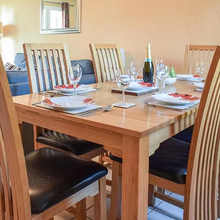 Beautiful In Port-en-bessin With 4 Bedrooms And Wifi