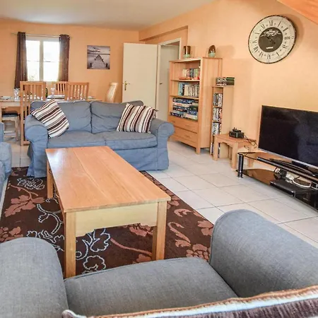 Beautiful In Port-en-bessin With 4 Bedrooms And Wifi Holiday home Port-en-Bessin-Huppain